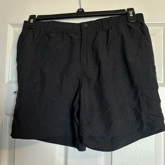 Columbia women’s black 100% nylons 5.5” inseam shorts size medium - Picture 1 of 8